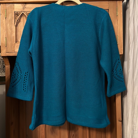 Women’s Knitted Cardigan With Beautiful Detail - Picture 5 of 10